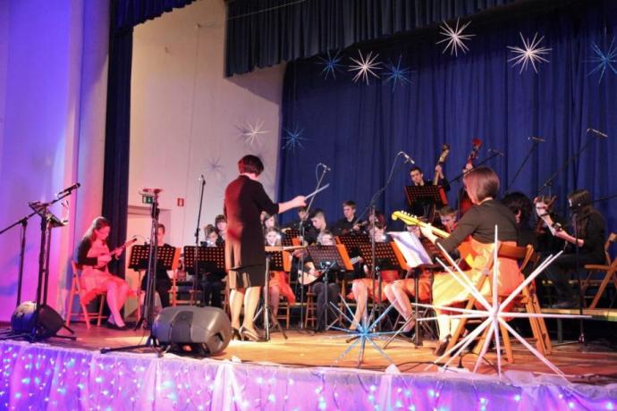 Tamburjaški praznični koncert v Vipavi (tamburaši in tamburice)
