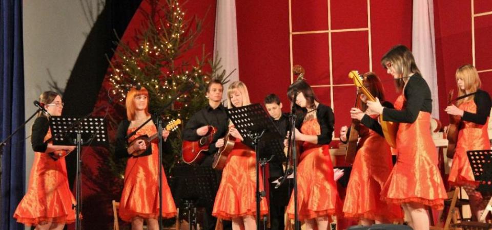 Tamburjaški koncert v Vipavi (tamburaši in zvoki tamburic)